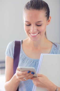 Kadın Üniversitesi'nde cep telefonu kullanımı. Öğrenci kadın