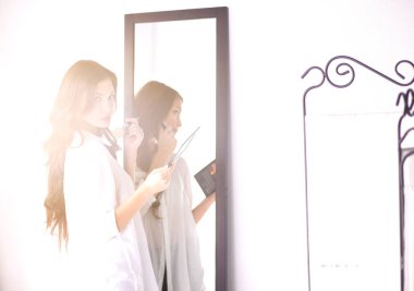 Genç kadın kendini yansıma evde aynaya bakıyorum. Genç kadın.