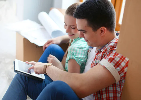 Evde oturan ipad ile katta hareketli çift. Çift