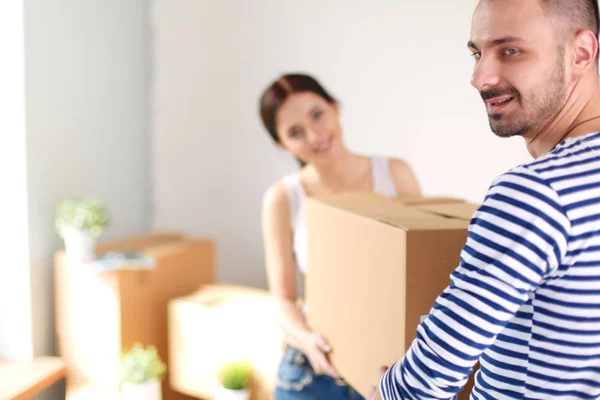 Happy young couple unpacking or packing boxes and moving into a new home. young couple — Stock Photo, Image