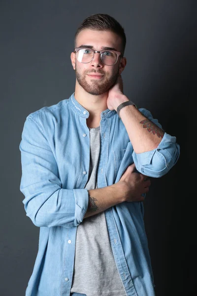 Retrato de un hombre casual feliz de pie aislado sobre un fondo oscuro. Hombre guapo posando . —  Fotos de Stock