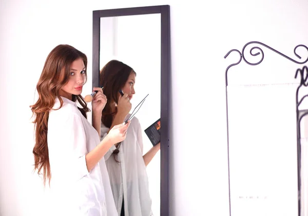 Junge Frau, die sich zu Hause im Spiegel spiegelt. junge Frau. — Stockfoto