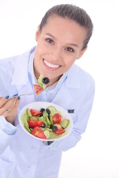 Retrato de una hermosa doctora sosteniendo un plato con verduras frescas. Mujeres doctores. —  Fotos de Stock