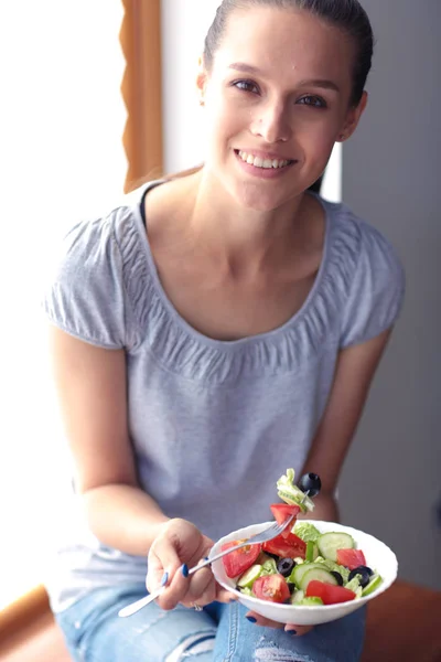 Una chica hermosa comiendo comida saludable. Hermosa chica —  Fotos de Stock