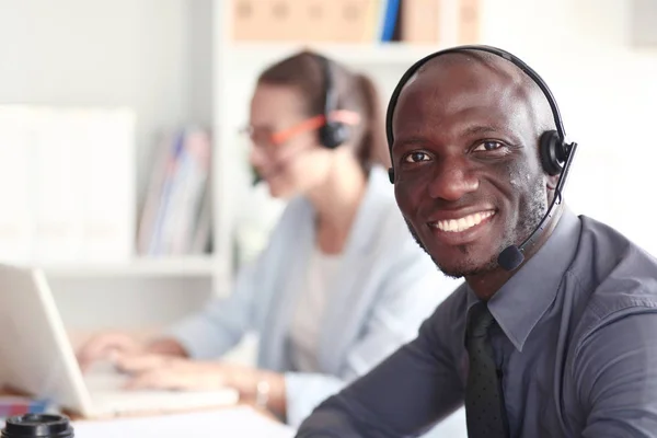 Retrato de um jovem empresário afro-americano com fone de ouvido. — Fotografia de Stock