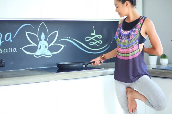 Formda ve çekici genç bir kadın sağlıklı yemek hazırlıyor. Kadın.