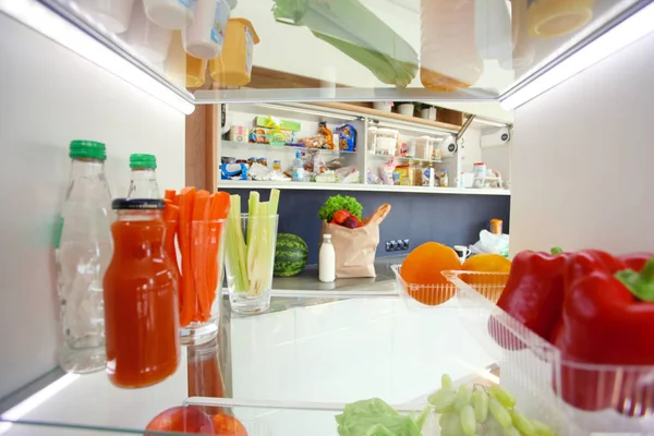 Otwórz lodówkę ze świeżymi owocami i warzywami. Lodówka otwarta — Zdjęcie stockowe