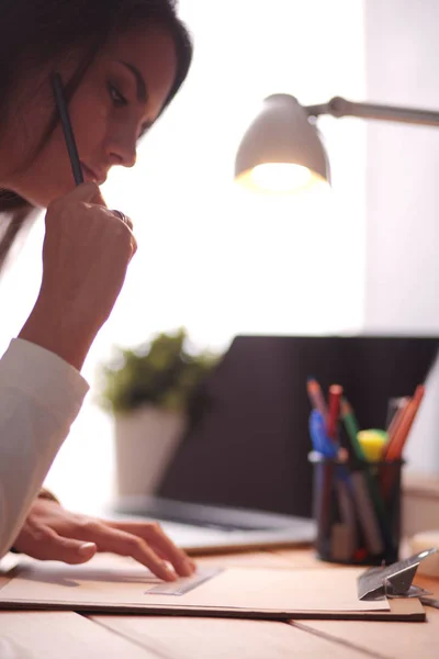 Mujer joven trabajando sentada en un escritorio. Empresaria. Dibujo. Estudiante. Lugar de trabajo. Escritorio. —  Fotos de Stock