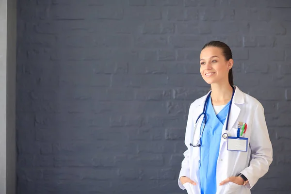 Een jonge vrouwelijke dokter die bij je telefoon zit. Vrouwelijke artsen. — Stockfoto