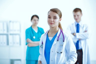 Tıp grubunun önünde çekici bir kadın doktor.