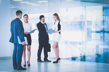 Başarılı iş takım ayakta Office gülümseyen