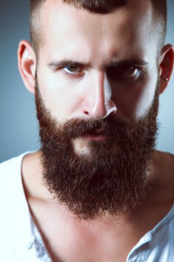 Ayakta, gri arka plan üzerinde izole yakışıklı adam portresi
