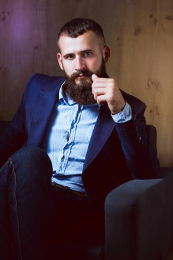 koyu arka plan üzerinde izole sofa ofis lobisinde oturan işadamı