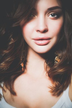 güzel bir genç kadın yüzü portresi. Beyaz arka plan üzerinde izole