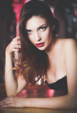 son moda makyaj yalan ile güzel kız portresi