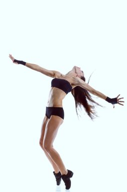 şık ve genç modern stil dansçı atlama