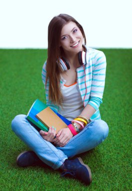 kadının okuma kitabı yeşil çimenlerin üzerinde oturur