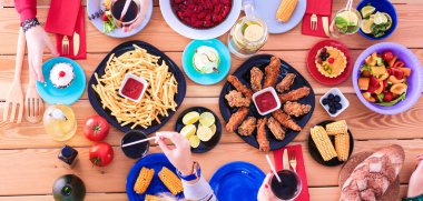 İnsanlar içecekler yemek masası, düz otururken yatıyordu