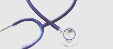 Beyaz arka planda izole edilmiş kalp şeklinde tıbbi bir steteskop.