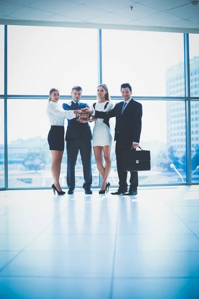 Obchodní tým ruce společně stojící v úřadu — Stock fotografie