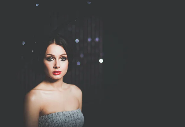 Portrait d'une belle femme avec des fleurs dans les cheveux — Photo