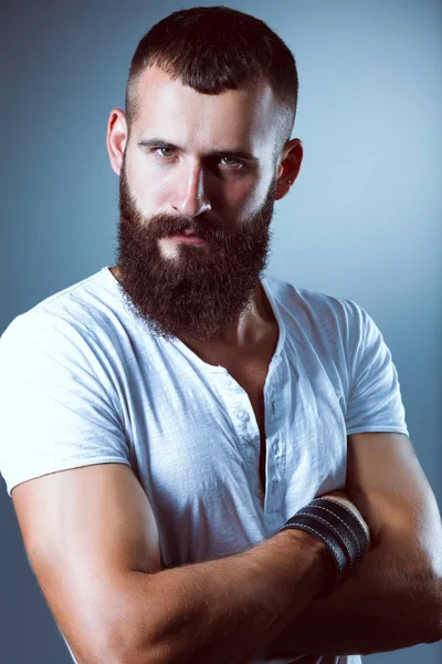 Retrato de hombre guapo de pie, aislado sobre fondo gris —  Fotos de Stock