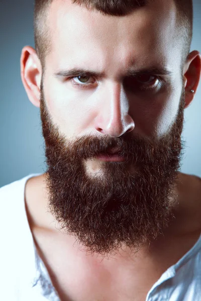 Portrait d'un bel homme debout, isolé sur fond gris — Photo