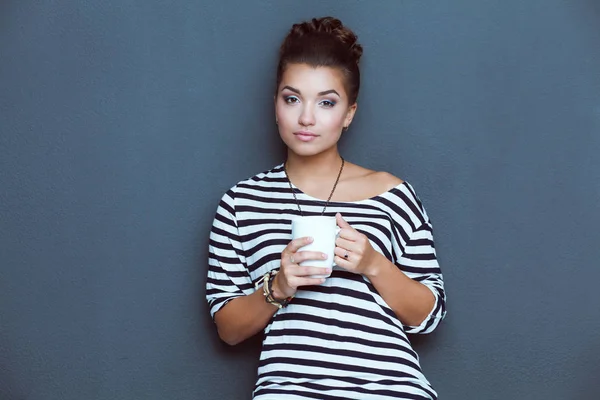 杯茶或咖啡的年轻女子的画像 — 图库照片