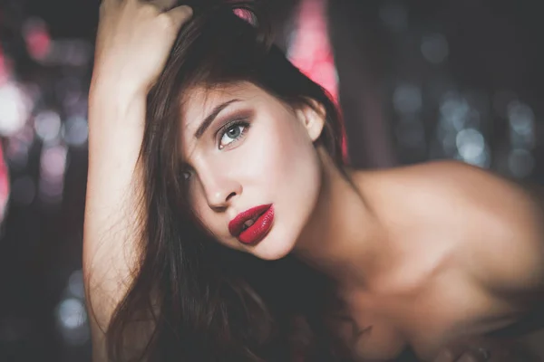 Portrait de belle fille avec maquillage à la mode couché — Photo