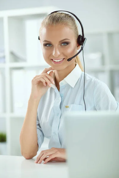 Retrato de primer plano de un agente de servicio al cliente sentado en la oficina — Foto de Stock