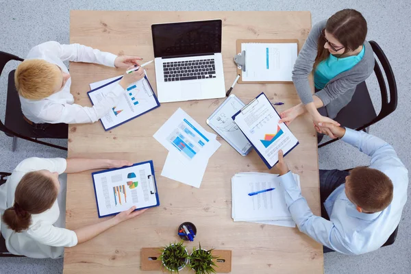 Zakenmensen zitten en discussiëren op zakelijke bijeenkomst — Stockfoto