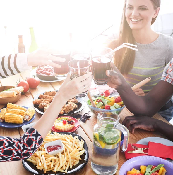 Menschen mit Getränken am Esstisch — Stockfoto