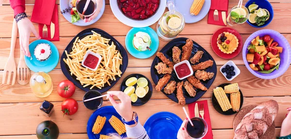 İnsanlar içecekler yemek masası, düz otururken yatıyordu