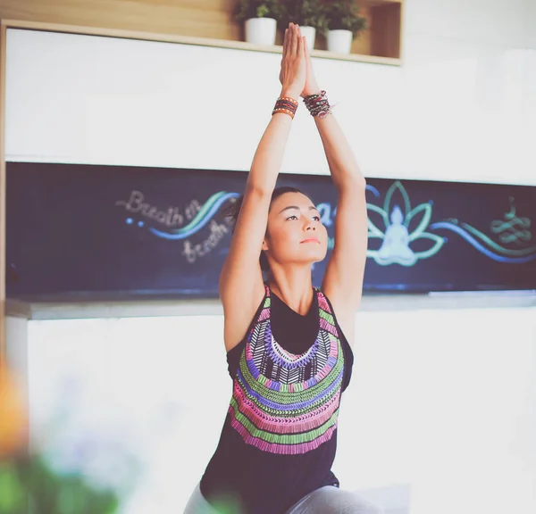 Mujer asiática son ejercicios de yoga en casa — Foto de Stock