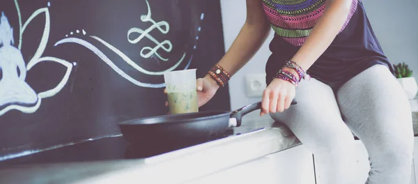 Menina fitness cozinhar comida saudável na cozinha. Mulher. Cozinha. Cozinhar — Fotografia de Stock