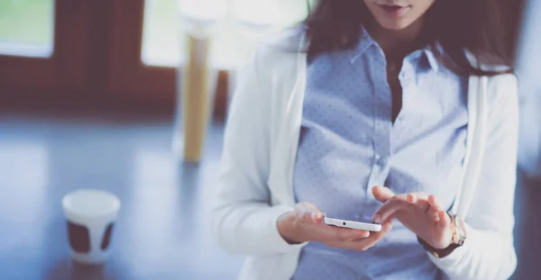 Donna felice bere il tè in cucina a casa e parlare al telefono. donna in cucina . — Foto Stock