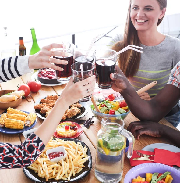 Pessoas com bebidas enquanto se sentam na mesa de jantar — Fotografia de Stock