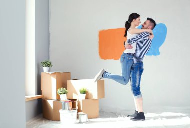 Mutlu genç çift yeni evin içinde hareket. Genç Çift