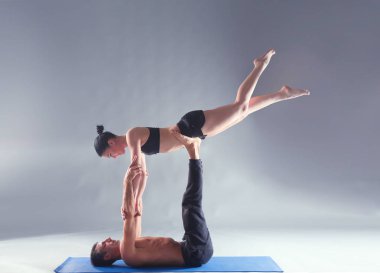 Genç çift Acro yoga mat Studio birlikte uygulamak. Acroyoga. Çift yoga. Ortak yoga.