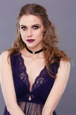 Güzel genç kadın yüz portresi. Gri arka plan üzerinde izole.