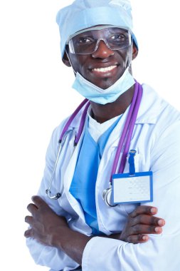 Maske takan ve üniforma giyen bir doktorun portresi. Beyaz arka planda izole edilmiş. Doktor..