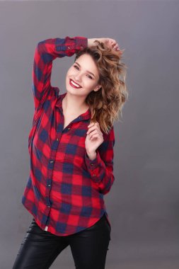 ayakta, gri arka plan üzerinde izole genç kadın.