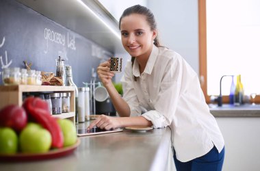 mutfak arka planı duran genç bir kadın portresi.