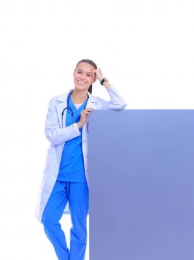 Boş reklam panosu olan bir kadın doktor. Kadın doktor