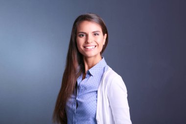 Esmer arka planda bir iş kadınının portresi. Gülümseyen kadın. Bir kadın portresi