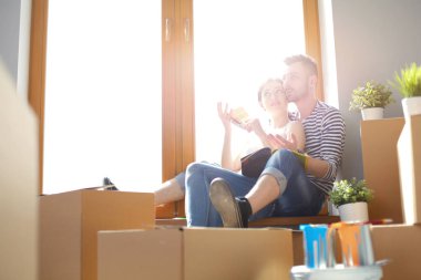 Evde pencere kenarında oturan hareketli çift. Çift