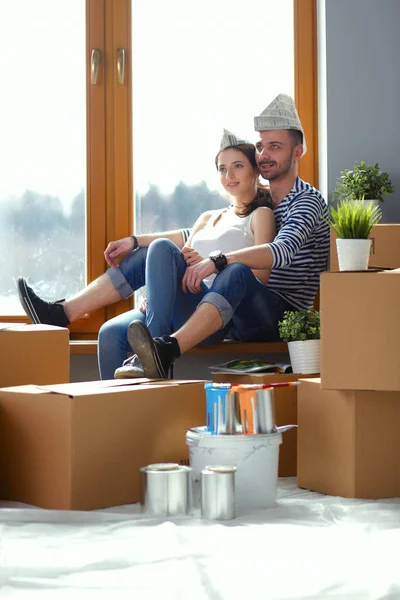 Couple moving in house sitting on the floor . Couple — Stock Photo, Image