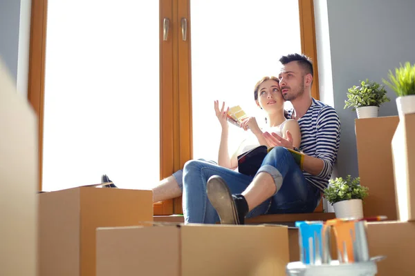 Pareja moviéndose en casa sentada en el alféizar de la ventana. Pareja. —  Fotos de Stock