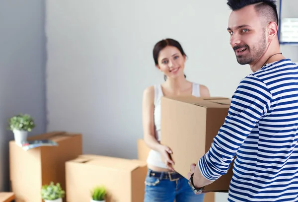 Açma veya kutu ambalaj ve yeni evine taşıdıktan mutlu genç bir çift. Genç Çift