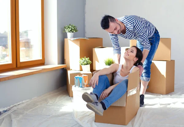 Açma veya kutu ambalaj ve yeni evine taşıdıktan mutlu genç bir çift. Genç Çift